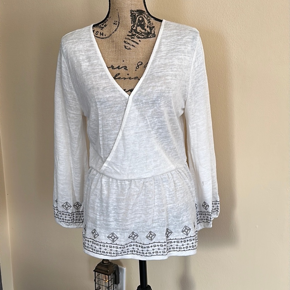 Sanctuary like new new tags white lightweight sweater with embroider details XL